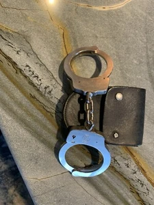 RARE VINTAGE 1970s Smith & Wesson Model Handcuffs with leather case - Picture 1 of 3