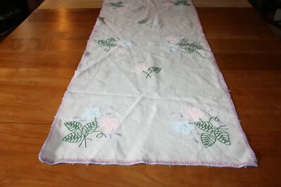 Napperon N°16 centre de table fil de lin beige brodé décor de fleurs 48 x 113 cm - Photo 1/4