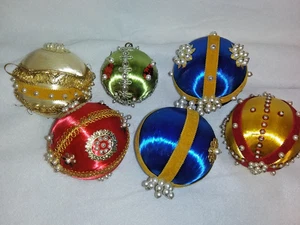 Set 6 Satin Stecknadel Ornamente Schmuck Perlen Weihnachten Urlaub Handarbeit Vintage - Bild 1 von 2