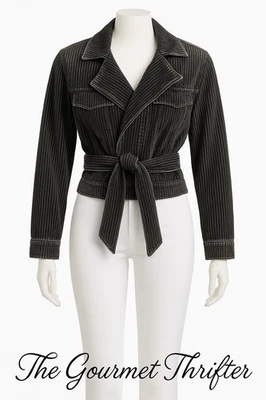 🍯 Chaqueta Hunny Punch Negra Rayas Pana Recortada con Cinturón Talla Pequeña Para Mujer’s Foto 1 de 4