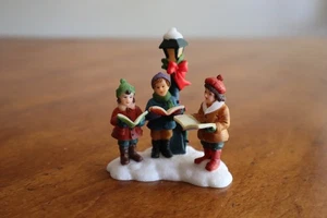 Statuina Villaggio di Natale O'Well Resina Ragazzo Ragazza Bambini Canto 2,75" - Foto 1 di 9