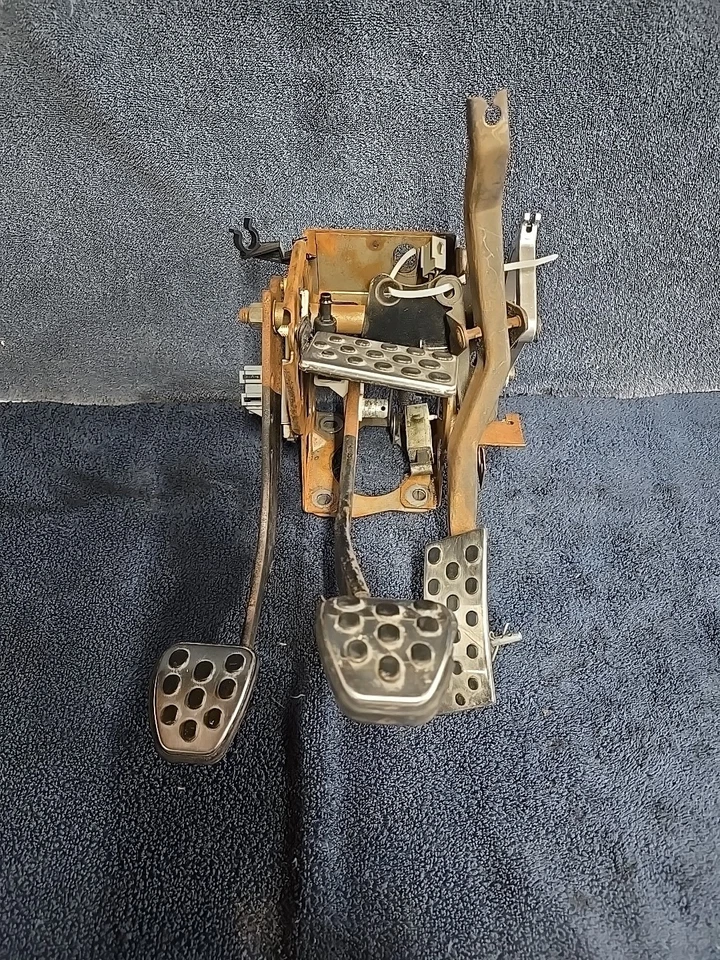 Mustang V8 1994 95 conjunto de pedal 5,0 embrague freno gasolina manual 5 velocidades  Foto 1 de 4