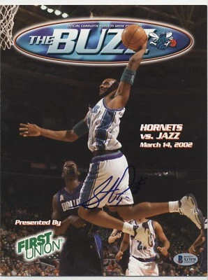 The Buzz Magazine 2002 autógrafo firmado automático Stacey Augmon Bas Foto 1 de 2
