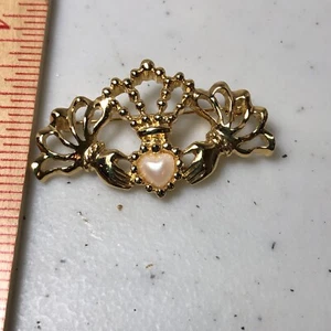 Avon Gold Tone Claddagh Crown Friendship Pin Brooch - Picture 1 of 5