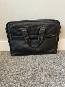 Bolso para portátil Tumi de cuero negro  - Imagen 1 de 6