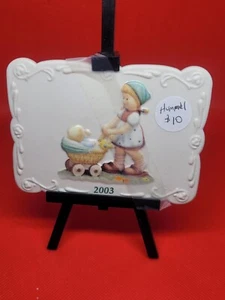 Goebel Berta Hummel Porzellan Postkarte Sonnenschein Spaziergang 2003 mit Ständer - Bild 1 von 2