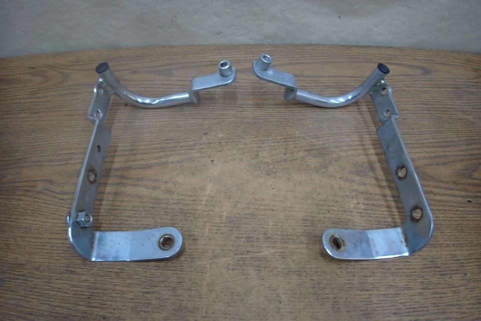 1997 年 YAMAHA 皇家明星巡回赛豪华 XVZ1300LT 铬 WINDSHIELD BRACKET MOUNTS — 第 1/4 张图片