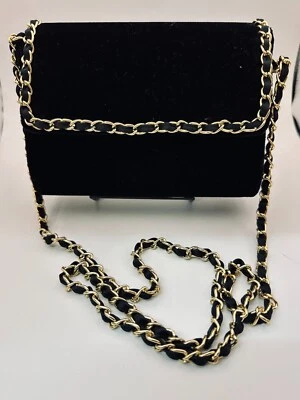 Bolsa social pequena extravagante de veludo preto com alça de corrente tom dourado - Imagem 1 de 2