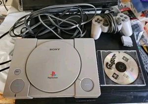 Sony PlayStation 1 Konsole SCPH-9001 GETESTET UND FUNKTIONSFÄHIG MIT Spiel + Controller CI - Bild 1 von 6