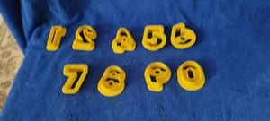 Lote de 19 cortadores de galletas de número y letra amarillos - Imagen 1 de 9