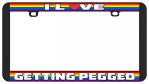 I LOVE GETTING PEGGED GAY LESBIAN RAINBOW LGBTQ+ LICENSE PLATE FRAME - Foto 1 di 3