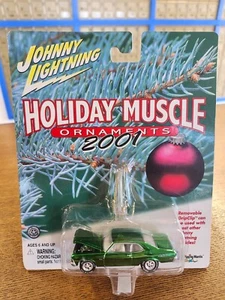 Chevy Nova 2001 Johnny Lightning Holiday Muscle Ornaments '72 en verde - Imagen 1 de 3