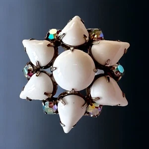 Broche Starburst de vidrio de leche blanco AB pedrería puntas conjunto mediados de siglo - Imagen 1 de 8