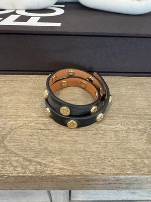 Pulsera Tory Burch Cuero Negro con Logo Tono Dorado Ajustable Foto 1 de 2