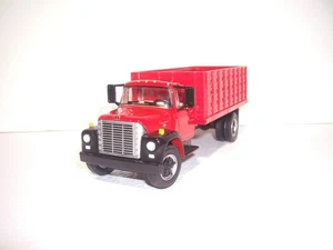 Camión DCP PRIMERA MARCHA 1/64 CABINA ROJA LADO ROJO IH LOADSTAR EJE ÚNICO GRANO - Imagen 1 de 5