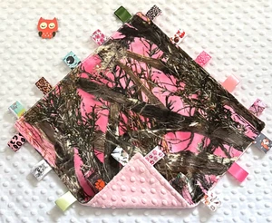 Doppio Minky! Coperta di sicurezza in vero legno mimetica e rosa Minky Tag Taggie, bambino - Foto 1 di 1