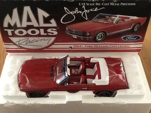 ERTL 1964 1/2 FORD MUSTANG CONVERTIBLE JOHN FORCE MAC TOOLS RACING 1:18 - Foto 1 di 24
