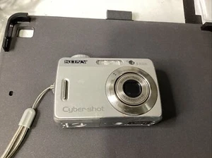 Cámara digital Sony Cyber-shot DSC-S45 5,1 MP 2,4" LCD 3x zoom óptico para piezas - Imagen 1 de 2