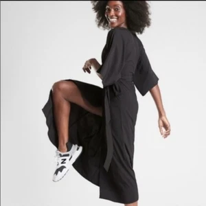 Neu mit Etikett Athleta Calistoga Wickelkleid schwarz Größe Small leicht Stretch atmungsaktiv - Bild 1 von 8