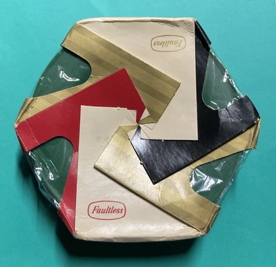 12 pelotas de golf Futura impecables con caja de regalo y 2 tazas de putting 1962 Foto 1 de 4