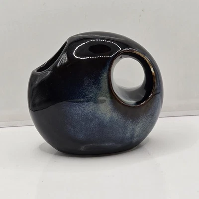 Jarrón moderno de cerámica esmaltada desplazada con agujero de rosquilla azul 6" asimétrico abstracto  Foto 1 de 4