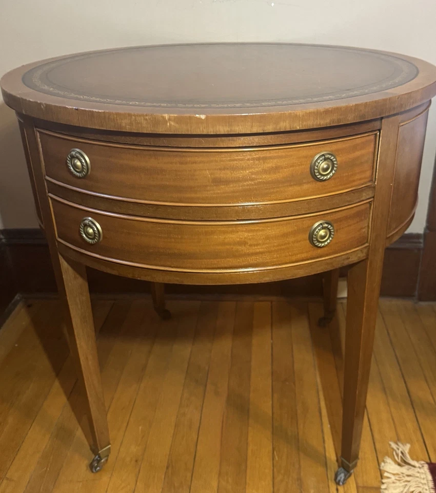 "Mesa auxiliar de tambor vintage de 28"" con tapa de cuero, tiradores de latón, ruedas originales" Foto 1 de 4