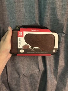 Zelda Nintendo Switch Spiel Traveler Deluxe Travel Case Braun Geprägt Neu - Bild 1 von 6