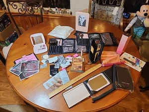 Lotto campioni vecchi Mary Kay - pennelli ombre specchi panni lozione Bella+ - Foto 1 di 21