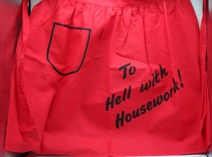 Halbschürze rot mit „Zur Hölle mit Hausarbeit!“ bestickter Tasche neu/unbenutzt - Bild 1 von 3