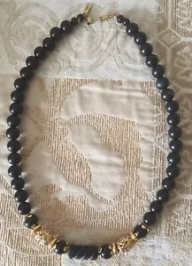 SCHÖNE VINTAGE HALSKETTE ONYX UND GOLDFARBENE PERLEN, GEKENNZEICHNET MIT ""1928"". - Bild 1 von 3