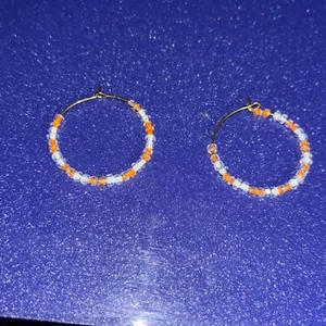 Modische Boho goldfarbene mit orange Glas Rocailles Raute kleine Creolen - Bild 1 von 1