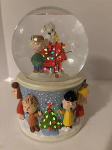 2005 Hallmark Keepsake A Charlie Brown Christmas Snow Globe Peanuts Light/Sound - Picture 1 of 22