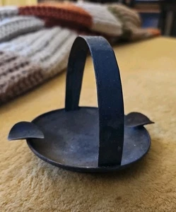 Posacenere primitivo vintage in metallo fatto a mano con manico blu invecchiato antico 4" - Foto 1 di 4