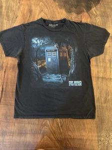 T-shirt grafica Dr. Who & The Daleks TARDIS fantascienza show televisivo nera - Foto 1 di 5