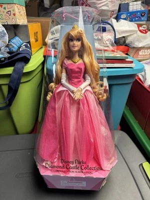 "Muñeca de 17"" de la Bella Durmiente/AURORA COLECCIÓN CASTILLO DE DIAMANTES de los parques de Disney en caja original" Foto 1 de 4