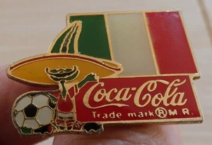 NO PIN'S BROOCH VINTAGE MONDIAL FOOTBALL MEXICO 86 ITALY MASCOT PIQUE COCA COLA - Picture 1 of 4