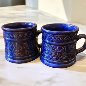 Juego de 2 tazas de cerámica Korond de colección arte popular azul/negro pintadas a mano firmadas - Imagen 1 de 19
