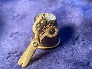 Tijera colgante de dedal ~ Dedal temático de costura - Imagen 1 de 7