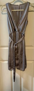 Vestido drapeado sedoso con cuello en V para mujer talla pequeña gris sin mangas, muy sexy - Envío gratuito - Imagen 1 de 12