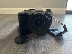 Olympus OM-10 analoge Spiegelreflexkamera 35 mm mit Zuiko Auto-S 1.4 50 mm Objektiv, top - Bild 1 von 10