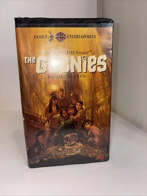 The Goonies 1985 VHS 1994 Release Black Clamshell Movie Vintage Foto 1 de 4