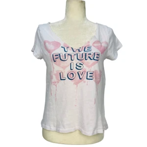 Camiseta Chaser The Future is Love Distressed Raw cuello en V corazones gráfica para mujer mediana - Imagen 1 de 10