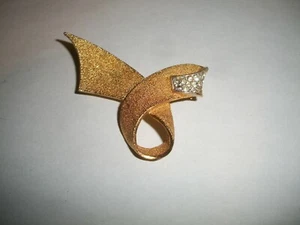 Broche de cinta grande de 2 1/2" firmado vintage en tono dorado BSK de Estate - Imagen 1 de 6