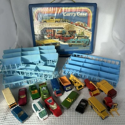 Lote vintage de 16 carros Matchbox da década de 1970 e estojo de transporte danificados - Imagem 1 de 4
