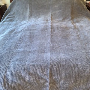 Restauration Hardware King Carbon Gray Velvet Chevron Quilt Coverlet. Lesen - Bild 1 von 9