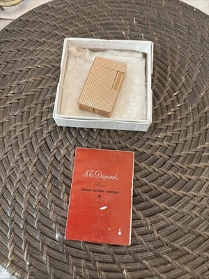 Encendedor de cigarrillos vintage ST Dupont con textura con cabeza de diamante acabado en oro amarillo Foto 1 de 4