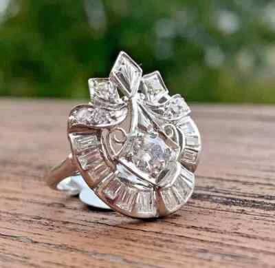 Anillo Art Deco de boda de diamantes simulados de corte redondo de 2 quilates enchapado en oro blanco de 14 quilates Foto 1 de 4
