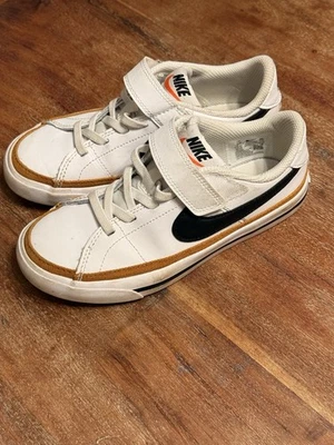 Tenis informales Nike para niños pequeños Court Legacy cierre con correa ajustable Foto 1 de 3