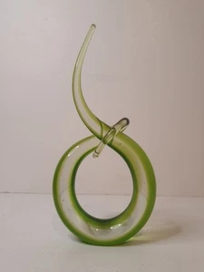 VINTAGE MID CENTURY MURANO STYLE GREEN ART GLASS LOVE KNOT SCULPTURE - Picture 1 of 13