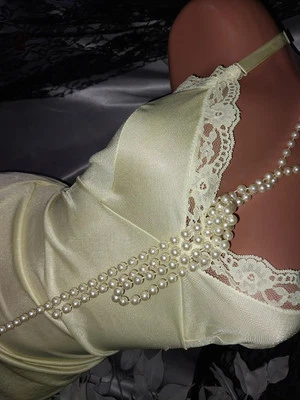 ВИНТАЖНЫЙ ШЕЛКОВИСТЫЙ НЕЙЛОН С РЮШАМИ КРУЖЕВНЫЕ СЛОИ ПЛАТЬЕ СКОЛЬЖЕНИЯ НОЧНАЯ РУБАШКА ЖЕЛТЫЙ NIGHTIE M - Изображение 1 из 4